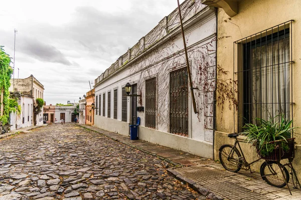 Colonia del Sacramento, Uruguay - 14 de febrero de 2019: Calles de un casco antiguo — Foto de Stock