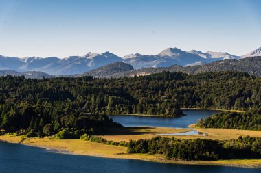 Arjantin, Patagonya 'da mavi göller, And Dağları ve orman manzarası.