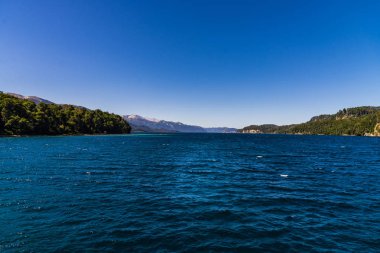 Arjantin, Patagonya 'da mavi göller, And Dağları ve orman manzarası.