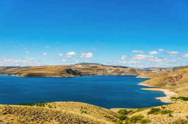 Arjantin, Patagonya 'da mavi göller, And Dağları ve orman manzarası.