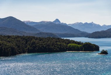 Arjantin, Patagonya 'da mavi göller, And Dağları ve orman manzarası.