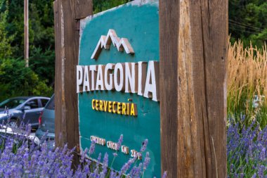 Bariloche, Arjantin - 8 Mart 2019: Bira fabrikasında Patagonya birasının işareti