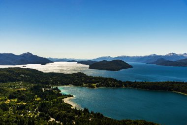 Arjantin, Patagonya 'da mavi göller, And Dağları ve orman manzarası.