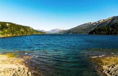 Arjantin, Patagonya 'da mavi göller, And Dağları ve orman manzarası.