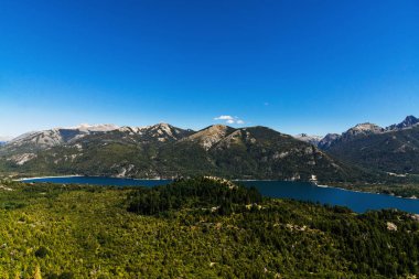 Arjantin, Patagonya 'da mavi göller, And Dağları ve orman manzarası.