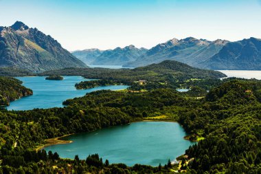 Arjantin, Patagonya 'da mavi göller, And Dağları ve orman manzarası.