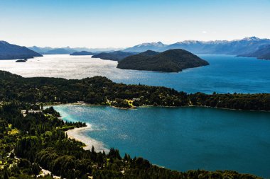 Arjantin, Patagonya 'da mavi göller, And Dağları ve orman manzarası.