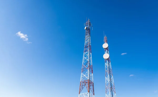 Kleurrijke mobiele telefoon netwerk telecommunicatietoren tegen de blauwe hemel. — Stockfoto