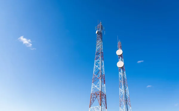 Bunte Mobilfunkmasten vor blauem Himmel. — Stockfoto