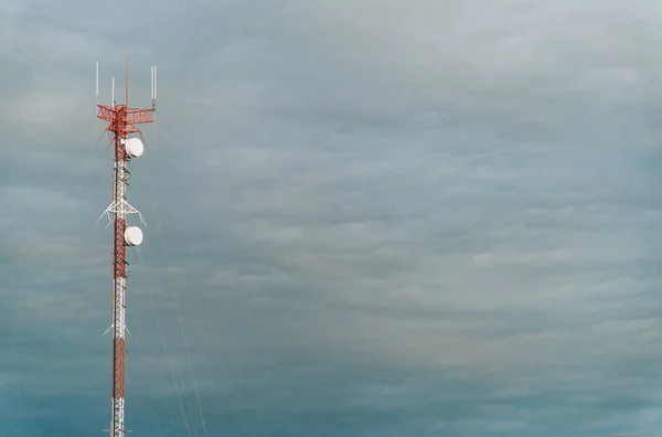 Kleurrijke mobiele telefoon netwerk telecommunicatietoren tegen de blauwe hemel. — Stockfoto