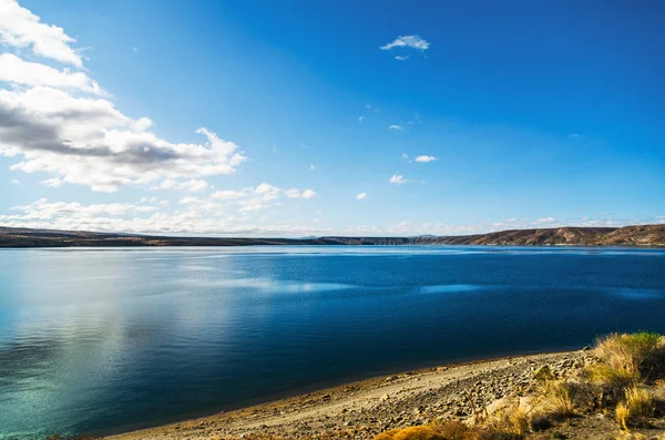 Krajina tyrkysového jezera a žlutých stepí v Patagonii, Argentina. — Stock fotografie