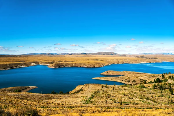 Paisaje de lago turquesa y estepas amarillas en Patagonia, Argentina . — Foto de Stock