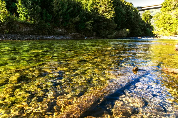 Acque trasparenti del Rio Correntoso, il fiume più corto del mondo, Argentina . — Foto Stock