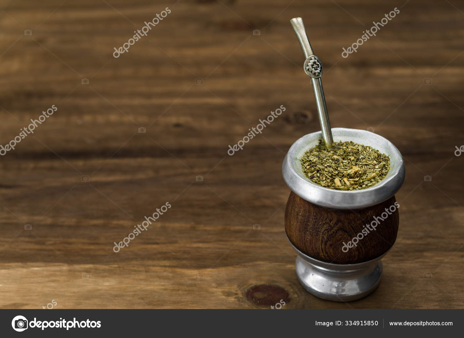 Chá de erva-mate argentino tradicional em uma cabaça de calabash — Foto ©  mejikyc #334915850, image size:1600x1168