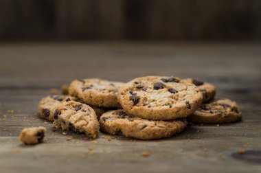 Klasik çikolata parçalı kurabiyeler ahşap arka planda.