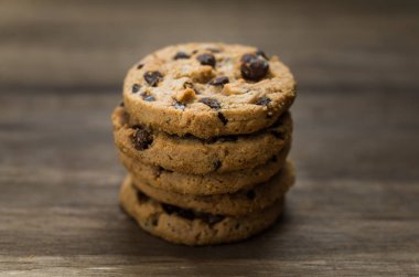 Klasik çikolata parçalı kurabiyeler ahşap arka planda.