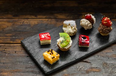 Farklı tatlılar, tatlı mini kekler ve turtalar..