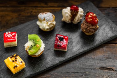 Farklı tatlılar, tatlı mini kekler ve turtalar..