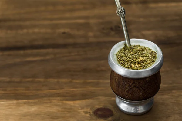 Té tradicional argentino de yerba mate en calabaza —  Fotos de Stock