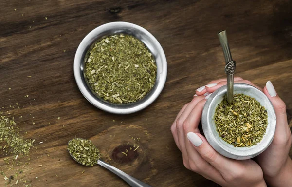 Mujer joven bebiendo té tradicional argentino de yerba mate . —  Fotos de Stock