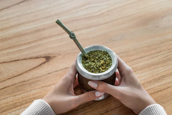 Mujer joven bebiendo té tradicional argentino de yerba mate . —  Fotos de Stock