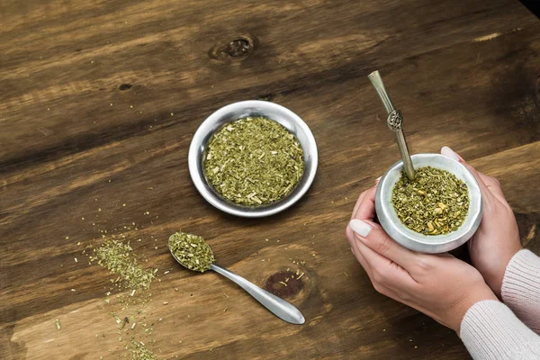 Mujer joven bebiendo té tradicional argentino de yerba mate . —  Fotos de Stock