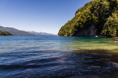Arjantin, Patagonya 'da mavi göller, And Dağları ve orman manzarası.