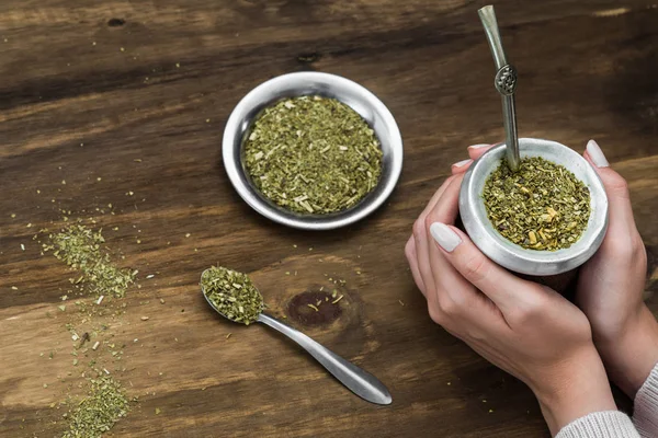 Mujer joven bebiendo té tradicional argentino de yerba mate . —  Fotos de Stock