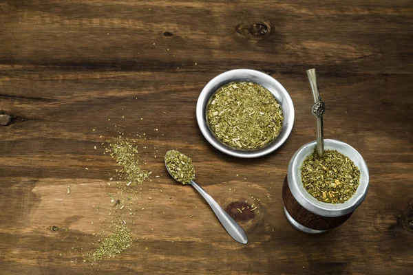 Chá de erva-mate argentino tradicional em uma cabaça de calabash — Fotografia de Stock