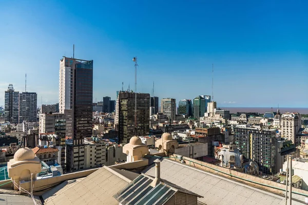 Güneşli bir günde Arjantin 'in merkezindeki Buenos Aires' in hava manzarası..