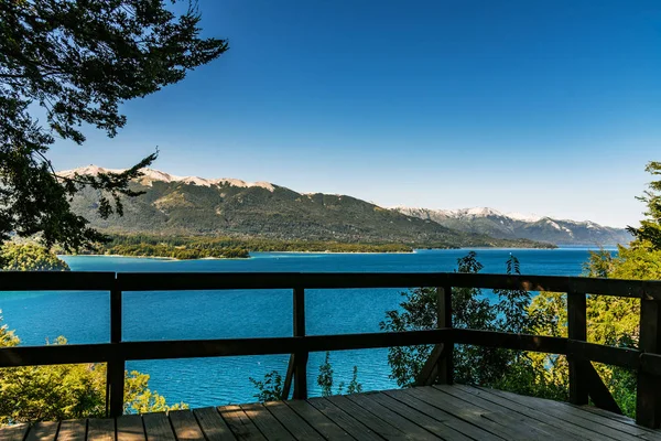 阿根廷巴塔哥尼亚蓝湖、安第斯山脉和森林景观. — 图库照片