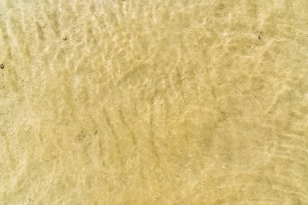 Superficie de agua transparente y arena en el fondo del lago . — Foto de Stock