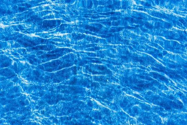 Superfície de água transparente e areia no fundo do lago . — Fotografia de Stock