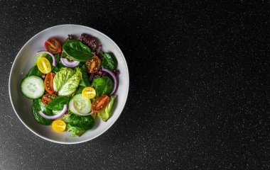 En iyi sebze salata kasesi, marul, ıspanak ve domatesli..