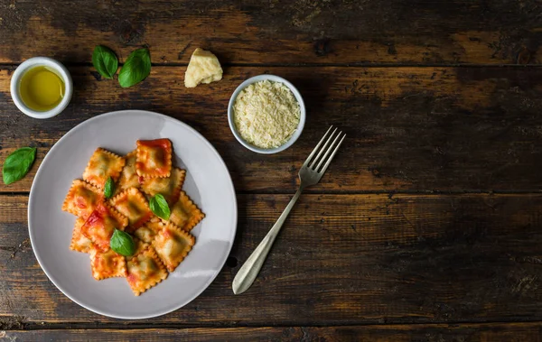 Ravioli fylld pasta med tomatsås och basilika. — Stockfoto