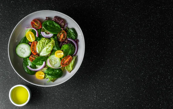 En iyi sebze salata kasesi, marul, ıspanak ve domatesli..