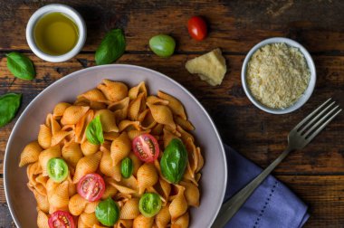 Koni abissine rigate domates soslu makarna, kiraz domatesli ve fesleğenli