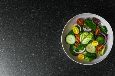 En iyi sebze salata kasesi, marul, ıspanak ve domatesli..