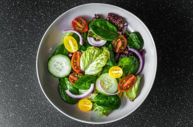 En iyi sebze salata kasesi, marul, ıspanak ve domatesli..