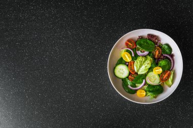 En iyi sebze salata kasesi, marul, ıspanak ve domatesli..