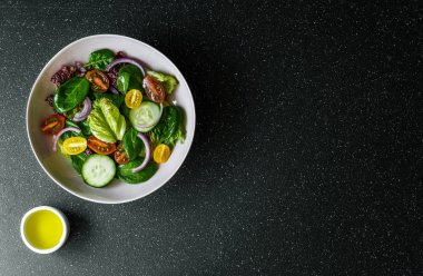 En iyi sebze salata kasesi, marul, ıspanak ve domatesli..