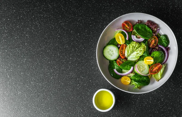 En iyi sebze salata kasesi, marul, ıspanak ve domatesli..