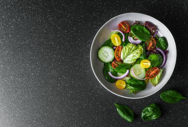 En iyi sebze salata kasesi, marul, ıspanak ve domatesli..