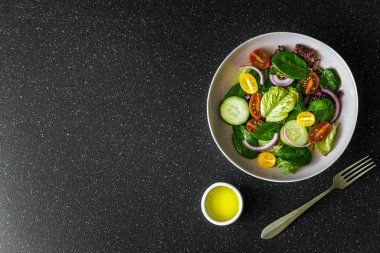 En iyi sebze salata kasesi, marul, ıspanak ve domatesli..