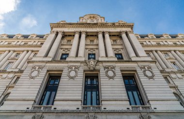 Kirchner Kültür Merkezi ya da Correo Central, halka açık ziyaretlere serbestçe açıktır..