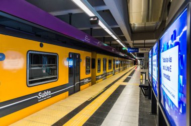 Buenos Aires, Arjantin - 22 Haziran 2019: Yeni inşa edilen metro subte istasyonu Retiro