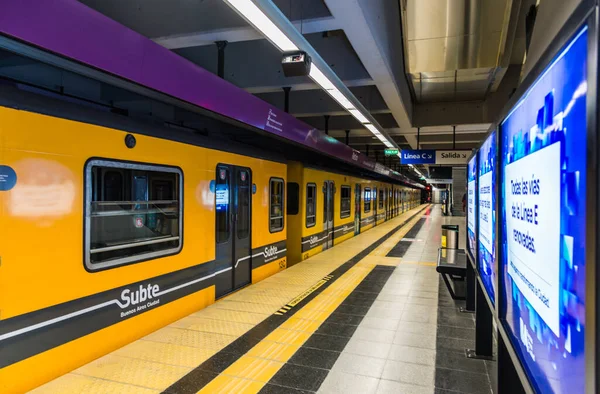 Buenos Aires, Argentina - 22 de junio de 2019: Estación de metro de nueva construcción Retiro — Foto de Stock