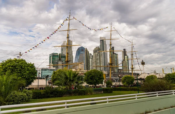 Buenos Aires, Argentina - 26 de mayo de 2019: Rascacielos y Fragata Sarmiento — Foto de Stock