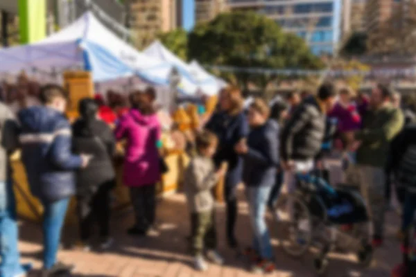 Persone a un festival del mercato street food in una giornata di sole . — Foto Stock