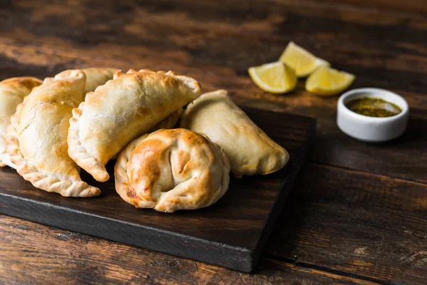 Traditionell gebackene argentinische Empanadas pikantes Gebäck mit Rindfleischfüllung. — Stockfoto